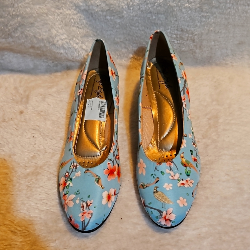 A Hush Puppies Soft Style Darlene Ballet Flat woman